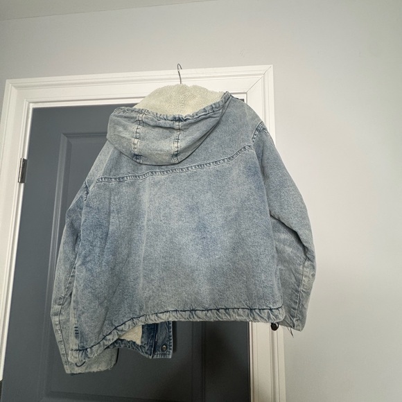 BDG Blue and White Sherpa-Lined Denim Jacket - Picture 3 of 7